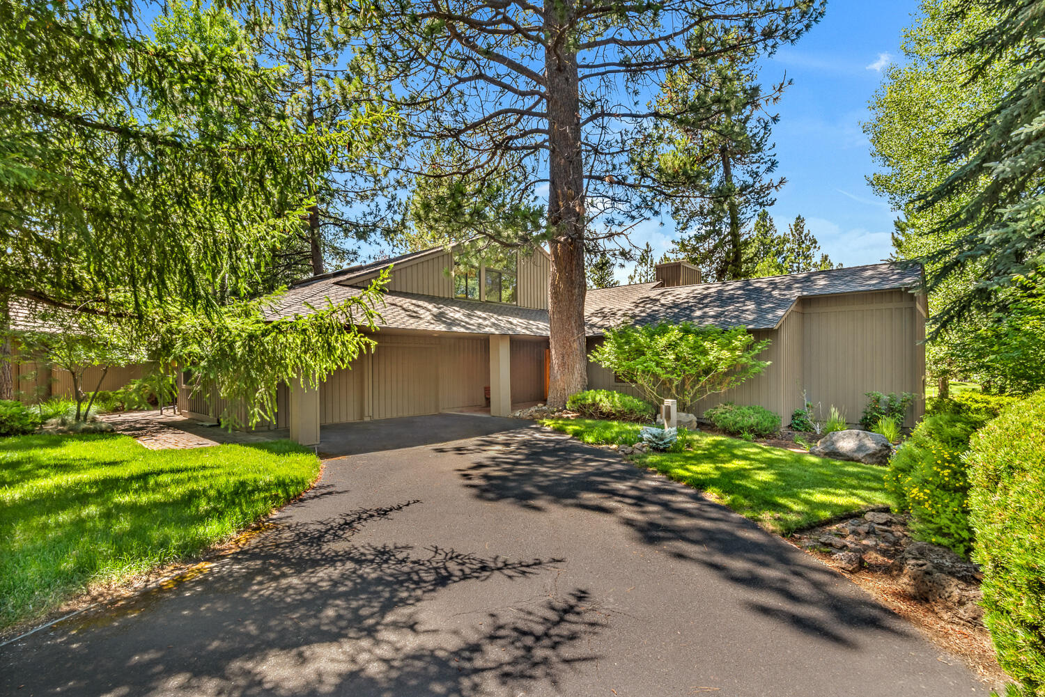 Situated on a peaceful cul-de-sac along the scenic Woodlands Golf Course at Sunriver Resort, this elegant 3-bedroom, 3.5-bathroom home offers 2,885 sq ft of spacious, stylish living on a generous .25-acre lot. Featuring a sought-after primary suite on the main floor, a flexible 4th room, & an inviting loft space, this residence combines comfort, charm & modern amenities.
Enjoy soaring vaulted ceilings, stunning tongue-and-groove wood beam ceilings & a cozy wood-burning fireplace. Entertain with ease through glass sliding doors that lead to a large back deck with golf course views & a relaxing hot tub—perfect for unwinding after a day on the fairway. A wide staircase leads to the upper level, & the home offers plenty of storage throughout.  
Vacant.  Go & show!  Sold fully furnished. Kitchen & bathrooms updated.