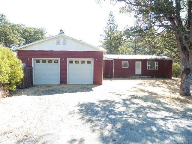Quaint home on small acreage just outside Jacksonville. Property offers a 2 car attached garage as well as a 1 car detached shop/garage. Inside is light and bright and offers a large living room and functional kitchen. Great rural property for the price. Home appears to be larger than stated sq. footage but buyer to due own due diligence regarding actual square footage.
