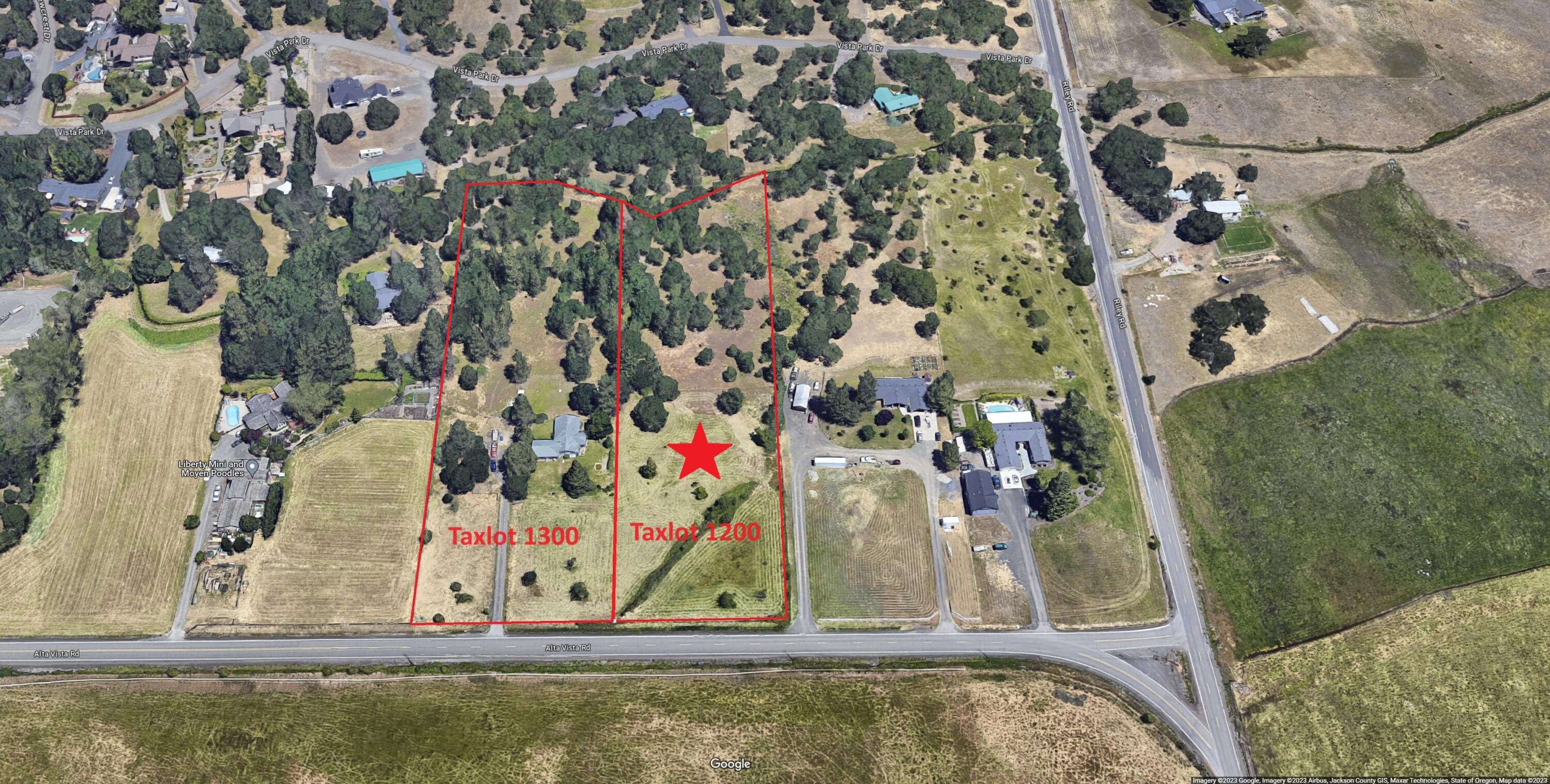 The blank canvas you've been looking for! Beautiful Southern views of nearby pasture land, grazing cattle, and local wildlife highlight this rare 3.4 acre gem! Within the city limits of Eagle Point, and featuring city water and other utilites at the street, plus water rights for irrigation from the Eagle Point Irrigation District. Just over a mile to the Eagle Point Golf Club and all the great amenities of the charming town of Eagle Point, including the popular ''Butcher Shop'' and many other restaurants and shopping. Zoning implies home site approval per City of EP.