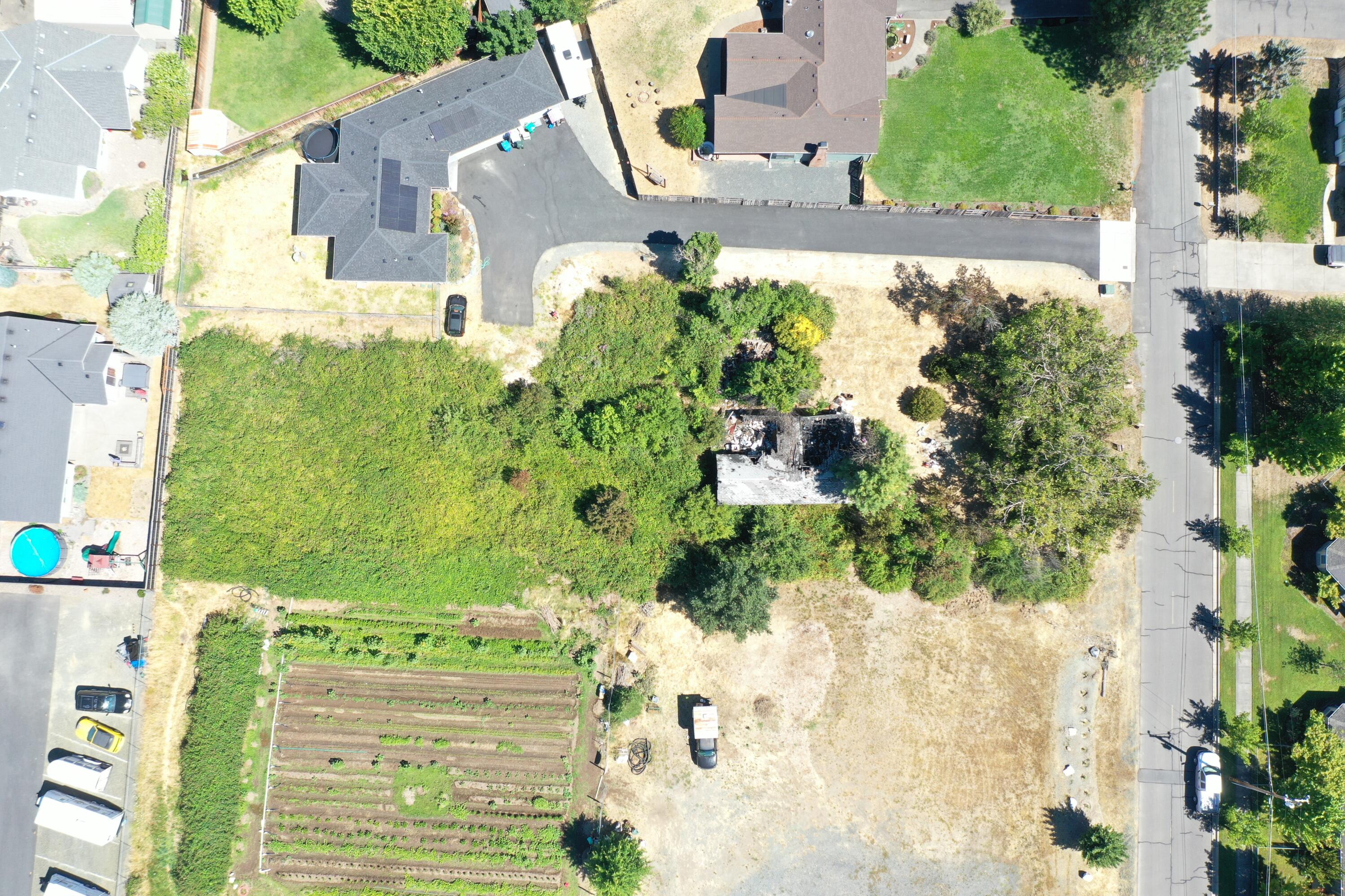 Prime Redevelopment Opportunity - 0.63 Acre Vacant Lot with Residential-Commercial Zoning.
Unlock the potential of this spacious **0.63-acre lot** in a desirable Grants Pass neighborhood. This property is now a blank canvas due to a recent fire. The land is zoned for Single-Family Res / General Commercial land use designation, offering exceptional flexibility for redevelop.