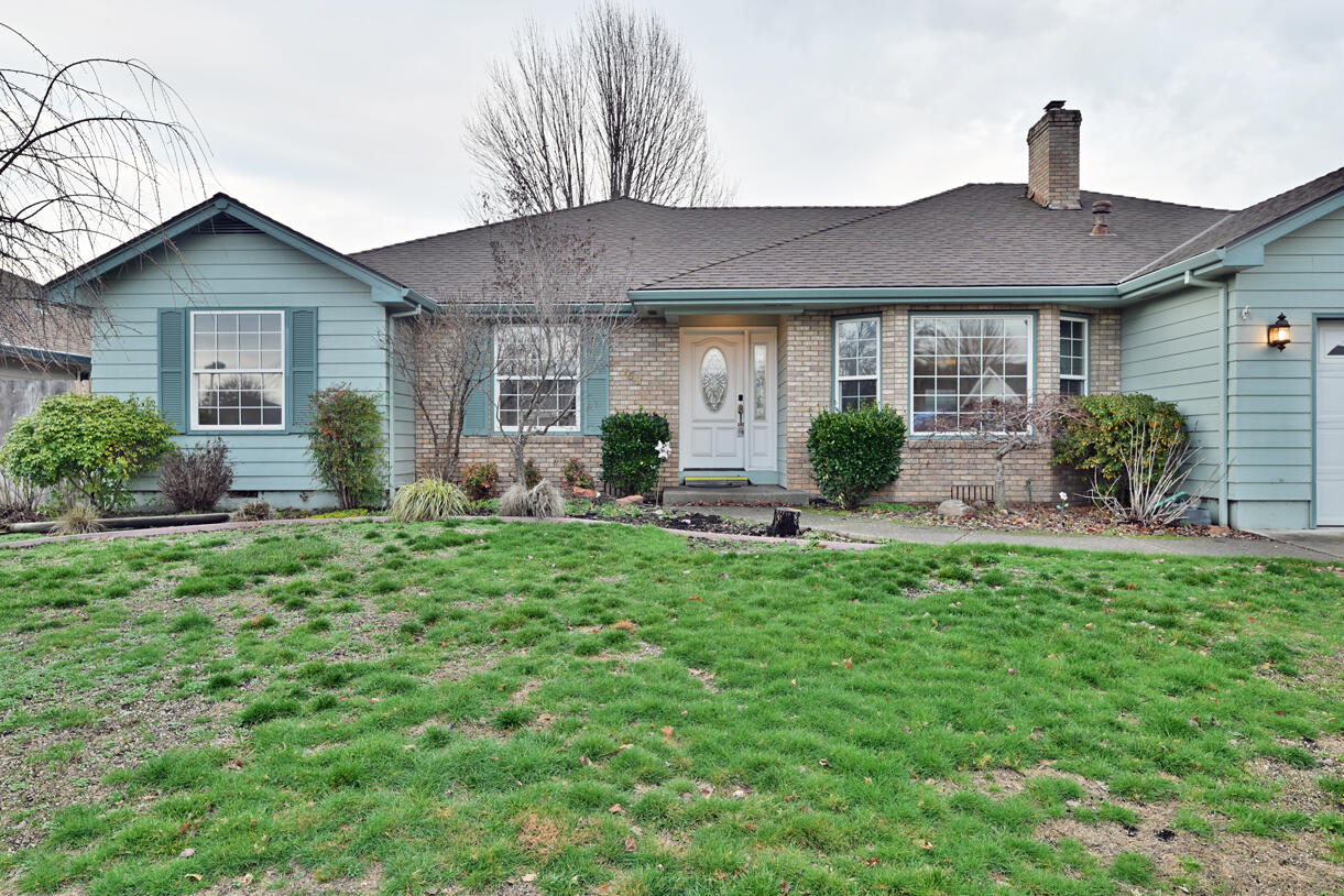 Welcome to this lovely very desirable Jackson Creek Estates neighborhood featuring a 3 bedroom, 2 ½ bath, 1975 sq. ft. home.  Some of the highlights include vaulted ceilings, an open floor plan, a large island in the kitchen, granite countertops, ample storage and a covered patio in the backyard, perfect for entertaining.  The property also hosts a spacious detached 2 car garage / shop.  Additionally, there is gated access to a beautiful park behind the home with a grassy play area, tennis courts and a walking path along with picnic tables and a restroom.   This Estate sale is being sold as-is, and is in need of TLC.
