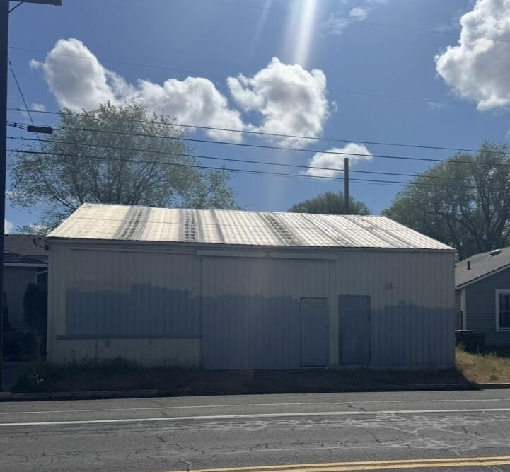Commerical shop building now available in the C2 zoning.  1 large shop access door with plenty of work space.  Bathroom and extra carport style storage in the back of the shop.  Storage/office room as well as bathroom area.  Excellent location in the downtown area, within close proximity to the Sahalee Park where the summer Saturday market is hosted, as well as city parades.