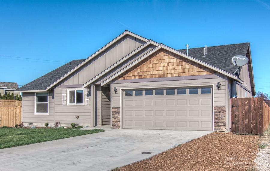 Just like new, single level home in desirable NW Redmond. Fantastic floor plan w/open Kitchen & Eating Bar, Pantry & Dining area, all with Tile floors. Stainless appliances. Large living room has cozy gas fireplace & Sliding glass door to nice fenced/landscaped backyard. Nice warm paint colors throughout & spacious vaulted Master Suite w/Lg walk-in closet. New window blinds. A must see!