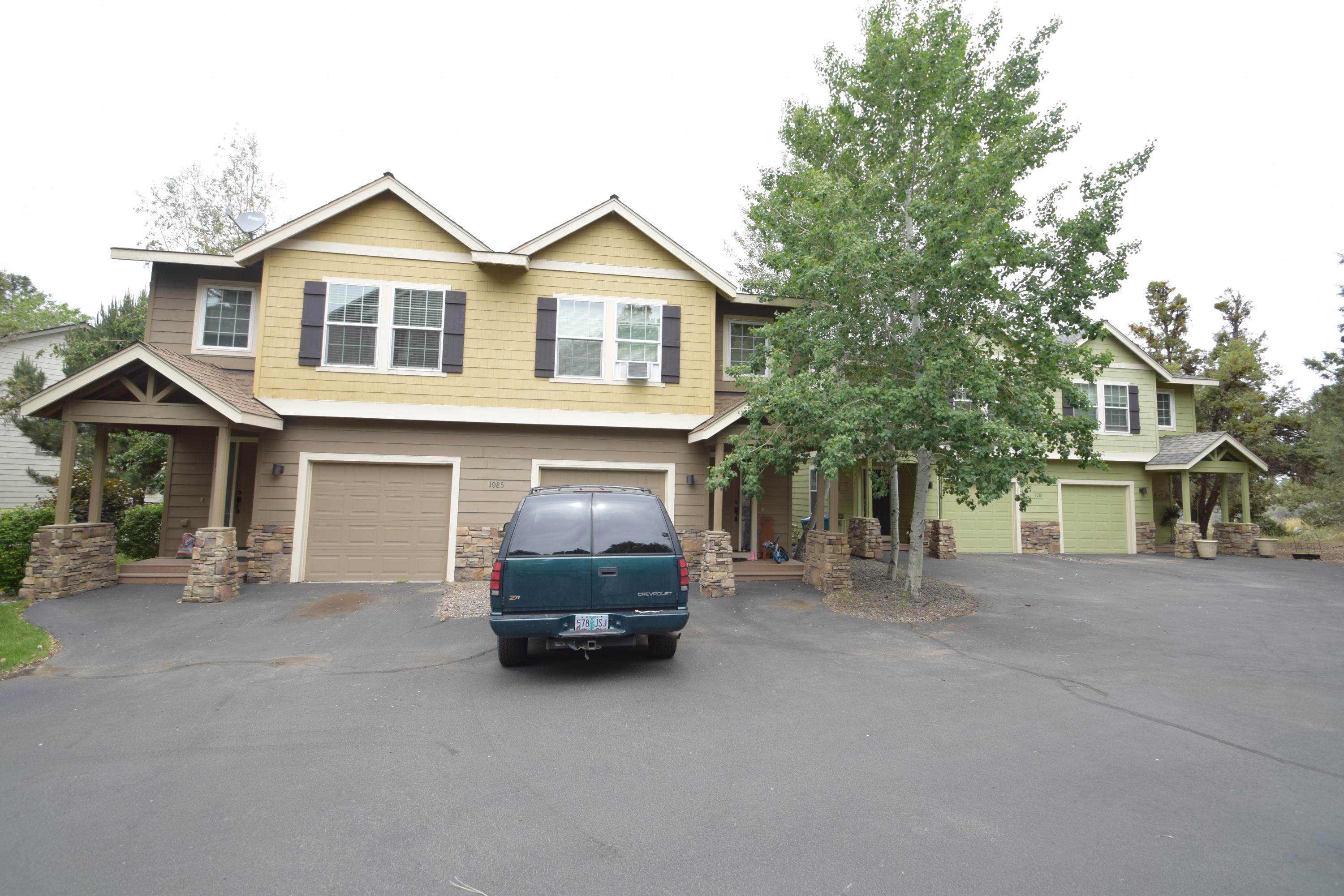1081-1085 NE Kayak Loop: 2 duplex buildings - 4 units total.

-2 duplexes on 1 large lot
-5,552 +/- SF in 2 buildings
-Quiet cul-de-sac
-On the canal
-Forced air heat
-Recently painted
-2.5 baths in each unit
-Townhome style
-Peaceful wooded setting
-Private patios with pavers