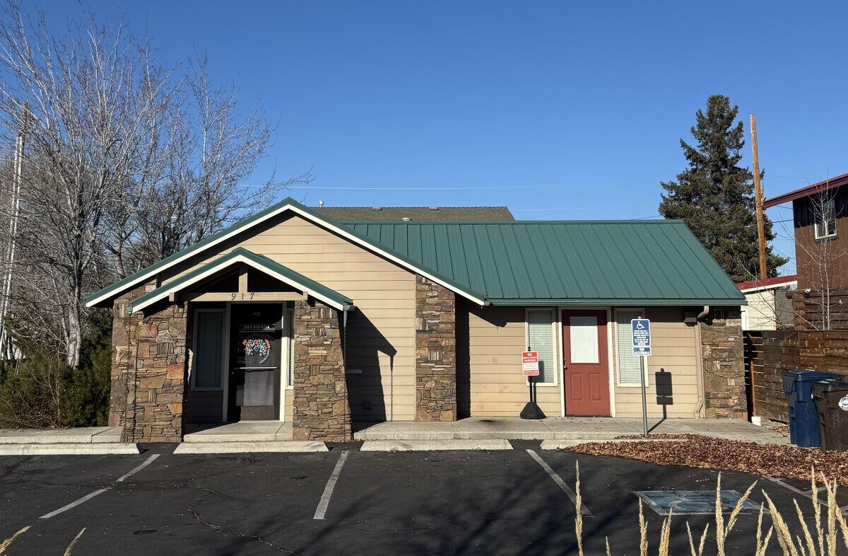 1,200sf, stand alone commercial building for lease on busy Highland Avenue near Fred Meyer shopping complex. The building features an open floor plan with private office, two restrooms, storage/workroom and off street parking. This building is ideal for professional office, medical services or retail. Three year minimum lease term at $1.85/sf plus $.40/sf NNN's.