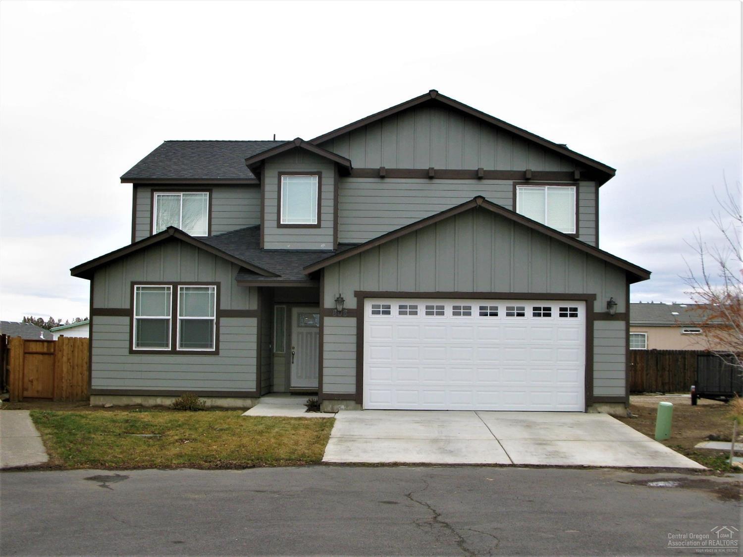 Incredible large home with 4 bedrooms 3 1/2 bathrooms on a nice lot! Gas fireplace in living room, Master on the ground level, 3 bedrooms upstairs and a bonus room! This is a must see with granite counters through out the kitchen and bathrooms, upgraded floor coverings, custom cabinets, open floor plan, oversized garage, and much more! Seller will include a one year warranty with Home Warranty of America!