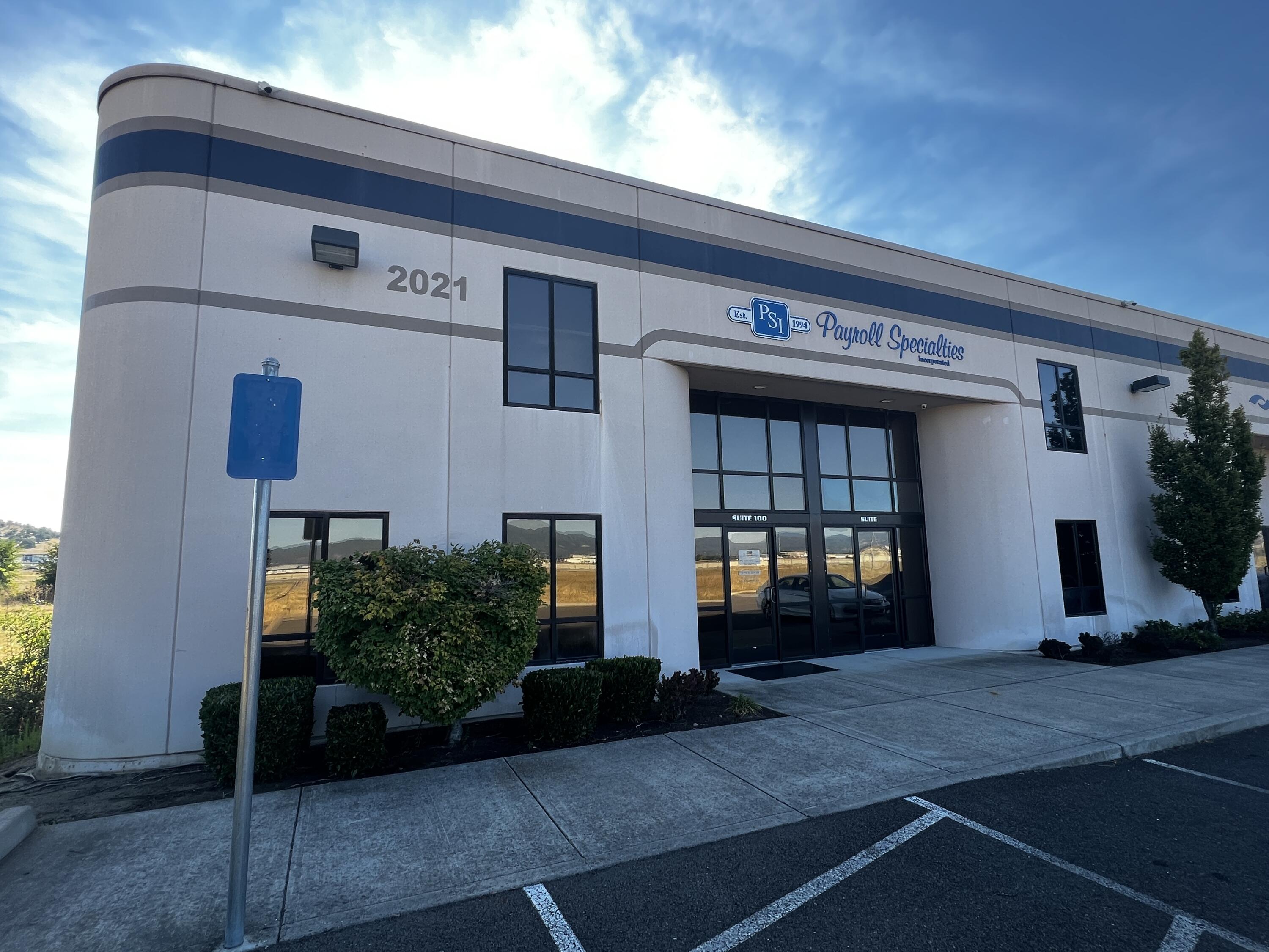 Very nice concrete building.  flex space with approx. 1750 square feet of very nice warehouse space.  Common area bathrooms. Great location near hwy 62 and the airport.