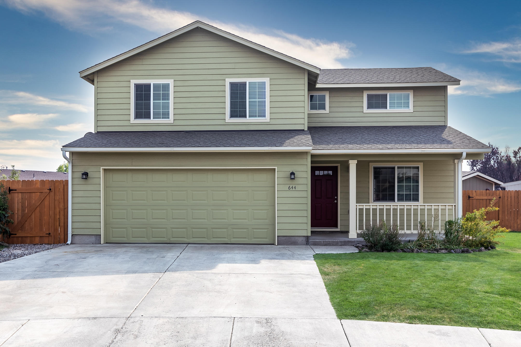 Great home located on a quiet cul de sac in Stone Ridge.This 3 bedroom 2.5 bath home offers a oversized master suite with vaulted ceiling, large kitchen with huge breakfast bar, gas fireplace and 2 separate living spaces. Large back patio perfect for entertaining. Oversized double car garage with custom built shelves.