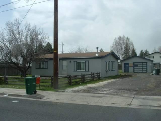 Very Neat And Clean Home On A Large Lot In The Suburbs For Sale. Detached Garage With Lots Of Shop Area. Economical Pellet Stove. Call Tenant To Arrange Showing.