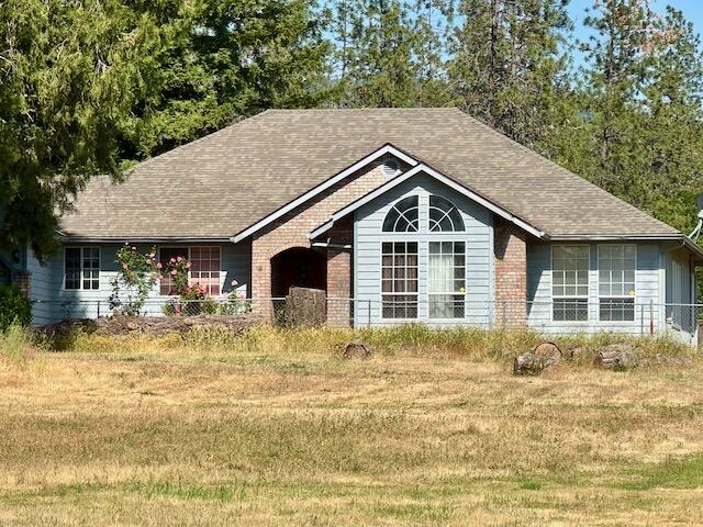 Stunning valley and Mountain Views from the property. Contemporary 3/2 on just over an acre in a very desirable valley just south of Grants Pass. Minutes to town and Applegate River Golf Course. Family and Living rooms for flexible living. Primary bath features jetted tub and separate shower. Just enough property to give the elbow room you are looking for. Private drive right off New Hope road. Plenty of room for RV Parking and a shop.