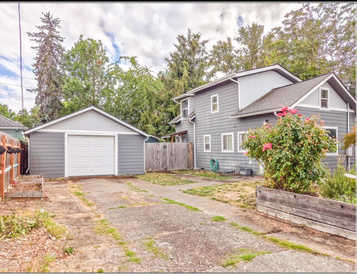 This well maintained Lovely 2 bed, 2 bath home with detached garage . Has plenty of street parking. located in a quiet residential neighborhood close to schools, shops and parks making it a versatile option for everyday living. The previous owners did renovations in 2018 including new kitchen , roof, siding, and  vinyl windows.  The property offers a practical design in the layout of the home. Come see this cozy home today!

-Home near both Takena elementary and Liberty Elementary.

Motivated seller!