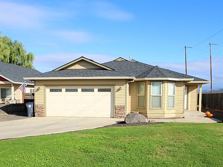 Such a great lot in a cul-de-sac location! Great for a first time home buyer, lots of parking for a boat, RV, etc. Large back yard complete with dog kennel and lots of space for pets or kids. Sweet master bed and bath, which steps to the back yard patio, is complete with dual vanity and walk-in closet. Functional living space with lots of a light and a bonus area in the entry which could be used as a sitting room, office, or play space. Wood laminate flooring makes the home all the more inviting as well as the vaulted ceilings give the home a warm character and charm!