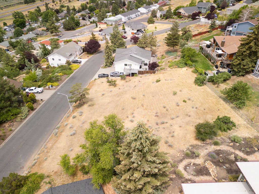 Build your dream home in one of the area's most sought-after neighborhoods - Nob Hill! Public utilities—water, sewer, and power—are readily available at the property, making development straightforward. Perched in a great location, you'll enjoy sweeping views of the city, Mt. Shasta, Lake Ewuana, and the surrounding landscape. Conveniently located close to Oregon Tech, Sky Lakes Medical, Roosevelt Elementary School, and all Downtown Klamath amenities don't miss out on this great opportunity! The lot next door is also for sale; purchase both for added acreage!