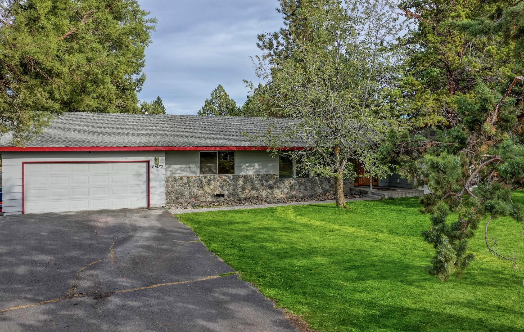 Single-level 4 bed, 2.5 bath home on a quiet SE Bend street, close to trails, shopping, and the Old Mill District. Bright, open floor plan connects the kitchen, dining, and living areas. The primary suite plus three additional bedrooms provide flexibility for family, guests, or office space. Backyard includes rare Bend irrigation rights and a versatile barn—ideal for hobbies, storage, or small business use. Whether you're seeking room to spread out, space for projects, or the ease of single-level living, this home offers it all.
