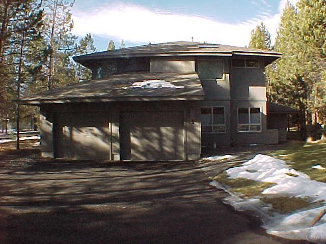 Quality construction and furnishings in this special resort home in desirable River Village. This is your opportunity to purchase your dream vacation/retirement home in beautiful Sunriver. Hurry, don't let this one get away!