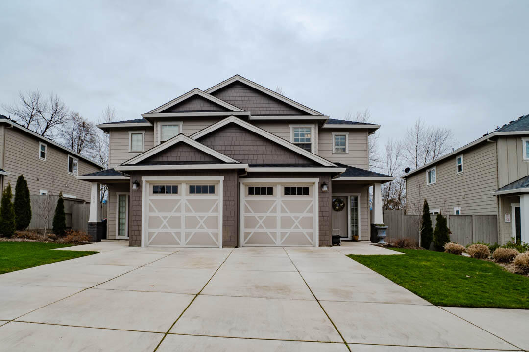 Beautiful townhouse built in 2016 including a spacious open floor plan with 3 bedrooms 2 1/2 baths at approximately 1770 sq ft. Granite counters throughout,
including tile in bathrooms and laundry. Kitchen includes stainless steel appliances and gorgeous tile backsplash. Beautiful views behind to creek and country.
Well manicured and fully fenced yard and attached single car garage. Great investor opportunity! Listing agent is related to seller.