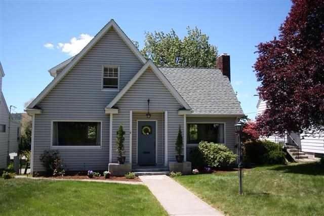 This cute geothermal home is turn-key. With beautiful hardwood floors and updated paint colors just simply move in your furniture and live your life! This home sits right on the Terrace and has RV parking in the back along with a two car garage. It is just walking distance from downtown, OIT, and Skylakes Medical Center.