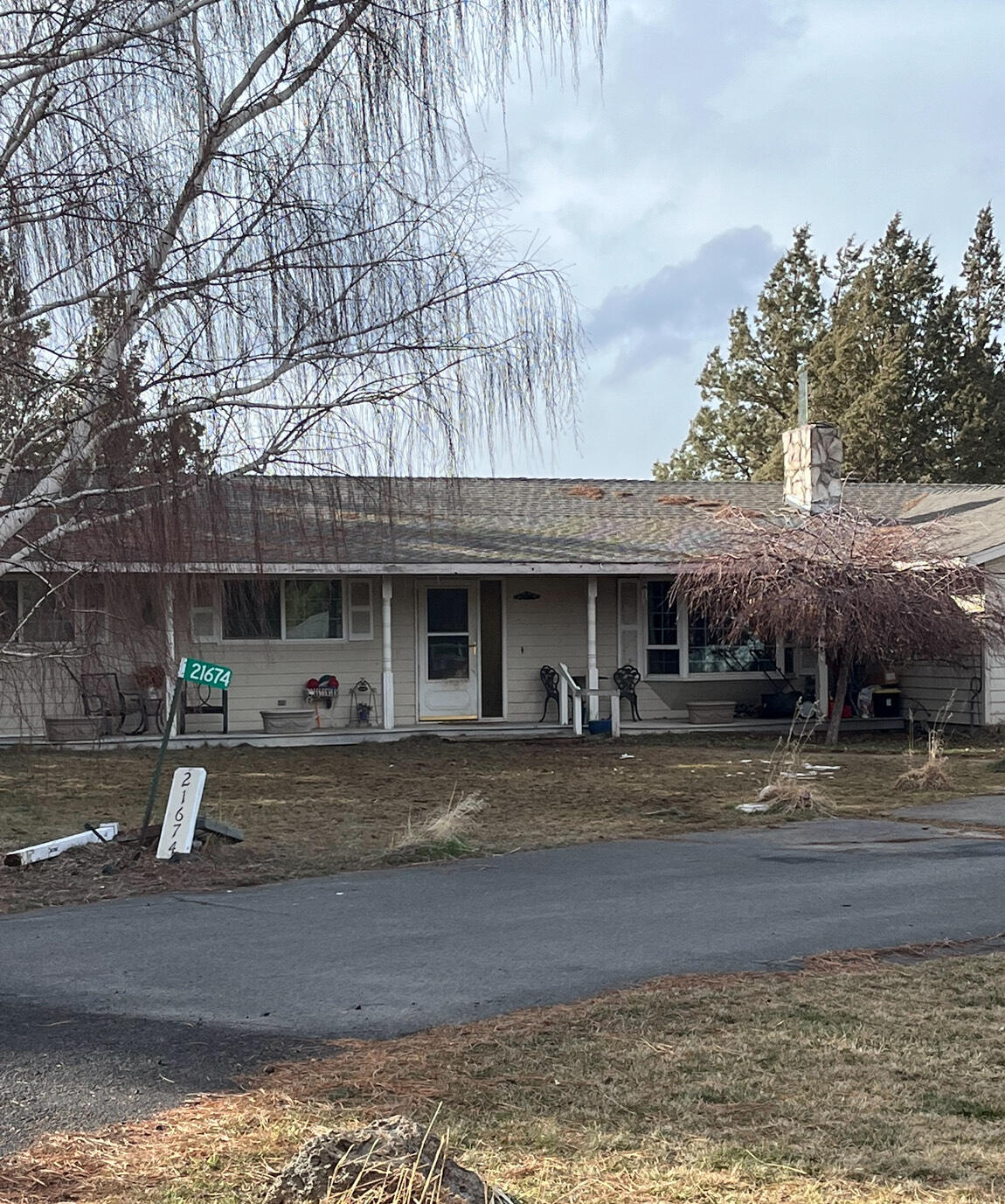 Single story house on 1.45 acres irrigated with mountain views. Vintage 3 bedroom, 2 bath house on the Eastern edge of Bend in sought after Dobbin Acres close in to
town.