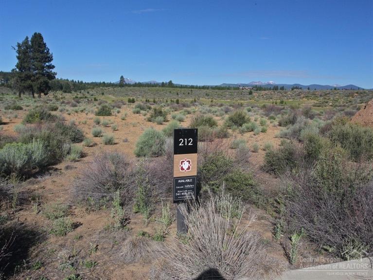This is a premium site located in the famed Kidd Corner of Tetherow. Overlooking the 4th hole of the links-style course, this large homesite features long-range views and prestigious settings in Tetherow.