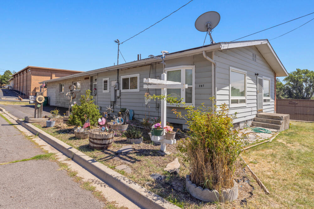 This home has a one year First American Home warranty that will transfer to the new owner at close of escrow. The home has a new heating system and new air conditioner. Located directly across from a park with lots of green grass. Very close to Ponderosa Middle School. Downtown, OIT and Hospital just up the expressway. Inside photos will be added after public estate sale for personal items.