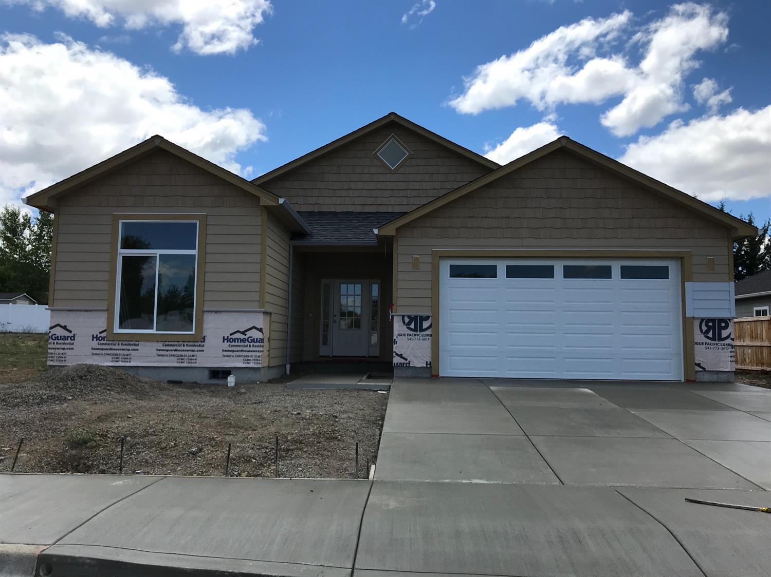 New construction--custom 3-bed/2-bath Craftsman-style single-story home on spacious lot, built by Brian Magel Construction, 1/4 mile from 4th hole of Eagle Point Golf Course.