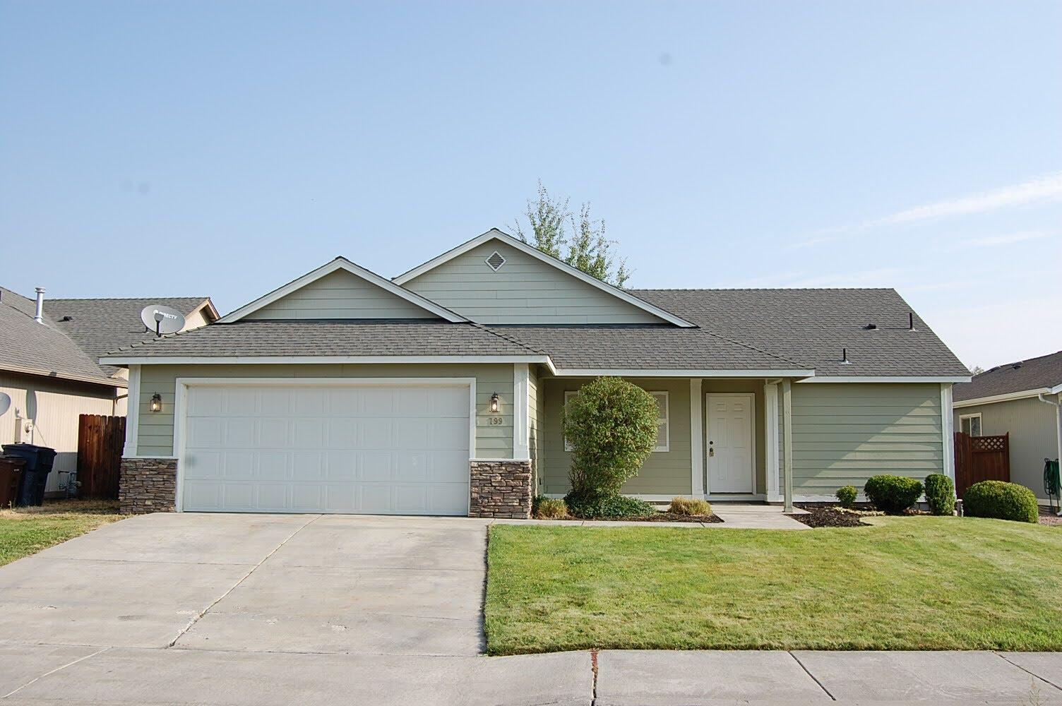 Another price reduction! Favorite Redmond neighborhood. Come see your new home in Diamond Bar Ranch! Spacious floorplan offering 3 BD, 2 BA, 2 car garage, vault ceiling living room with triple window & fireplace, tile kitchen with breakfast bar & big pantry, slider from dining to covered patio and fenced yard with lawn and raised bed. Dual vanity in primary bath, nice walk in closet & tray ceiling. Step from garage into utility room (washer/dryer included). Double doors into bedroom (or what a perfect office!). Neighborhood park close by for kiddos.