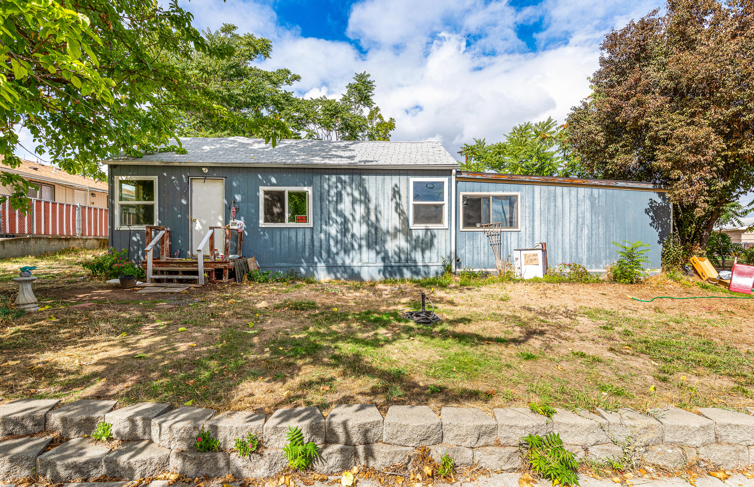 Looking for a great investment opportunity or a fixer upper in Central Point? Look no further! This 2 bedroom, 1 bathroom cottage style home has plenty of potential! Equipped with a spacious kitchen and covered carport, this home sits on a corner lot in the heart of Central Point, just minutes away from shopping, dining and I-5. Home needs work and/or rebuild. Cash only, will not finance.