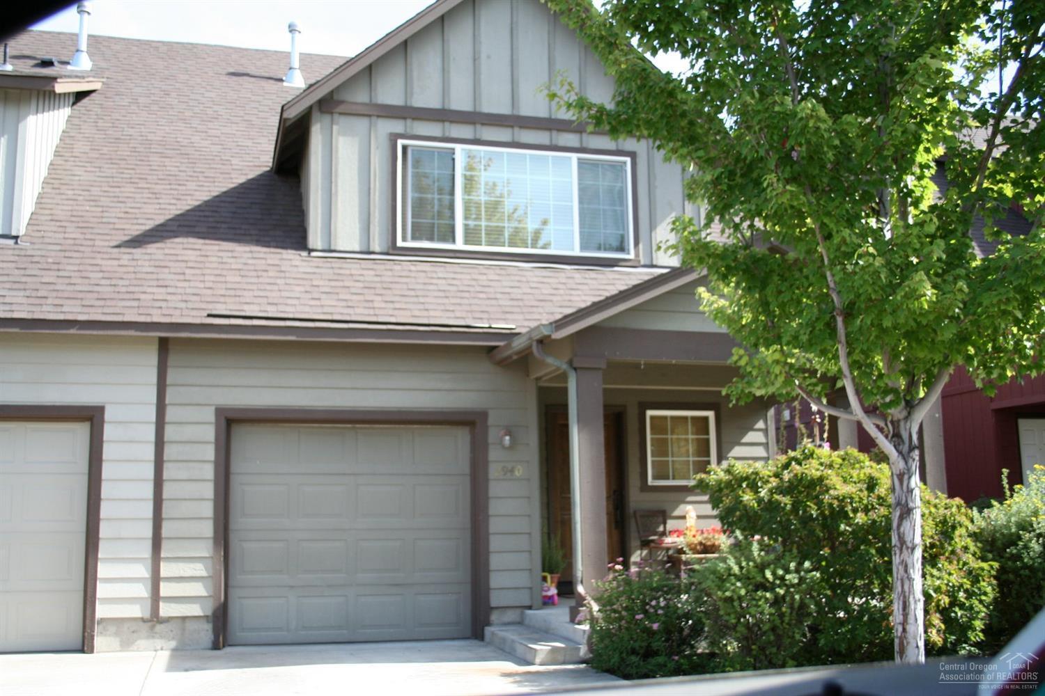A great floorpan in this 1484 sf townhome in Redmond. A 3 bedroom, 2 bath with single car garage and fully fenced back yard. Enjoy tiled floors in the kitchen, slate entry and a bright & spacious master bedroom. Central Air. Owners offering a carpet and paint allowance. A must see opportunity.