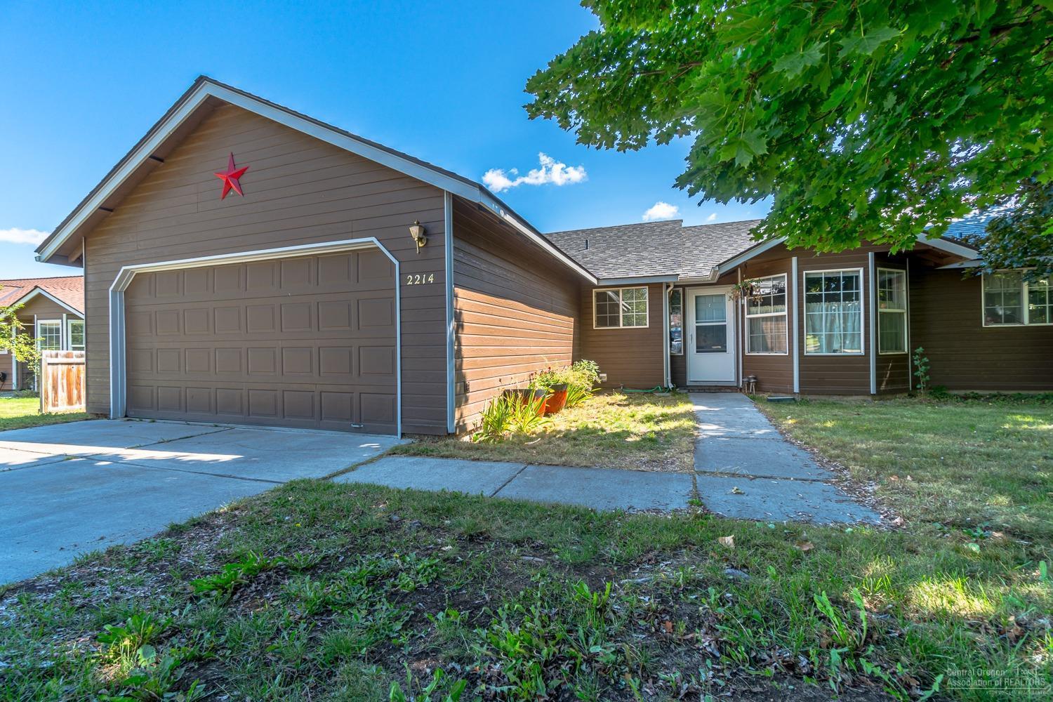 SW Redmond Charmer! This cozy 3bed 2bath home boasts a beautifully updated kitchen with granite counters and additional cabinets added for storage. The engineered bamboo floors through the entryway and kitchen are a wonderful addition and will last for years to come. Vaulted ceilings, Oak cabinets, breakfast nook, large utility room. Plenty of space to entertain in the fully fenced backyard along with a storage shed in the spacious outdoor area. Come see it today!