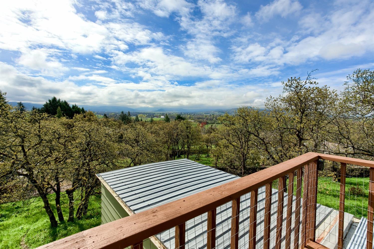 Unbelievable Views! Gorgeous Acreage with Fantastic Privacy! Super Close in Location near EP Country Club. This clean 2000 Sqft home has lot's of potential to be upgraded in the future and create great equity. Living, Dining and Kitchen all look out to the breathtaking views. The wonderful decks make this home feel even larger. Newer Laminate Flooring in the light and bright walk-out Daylight basement. Nice sized workshop as well.