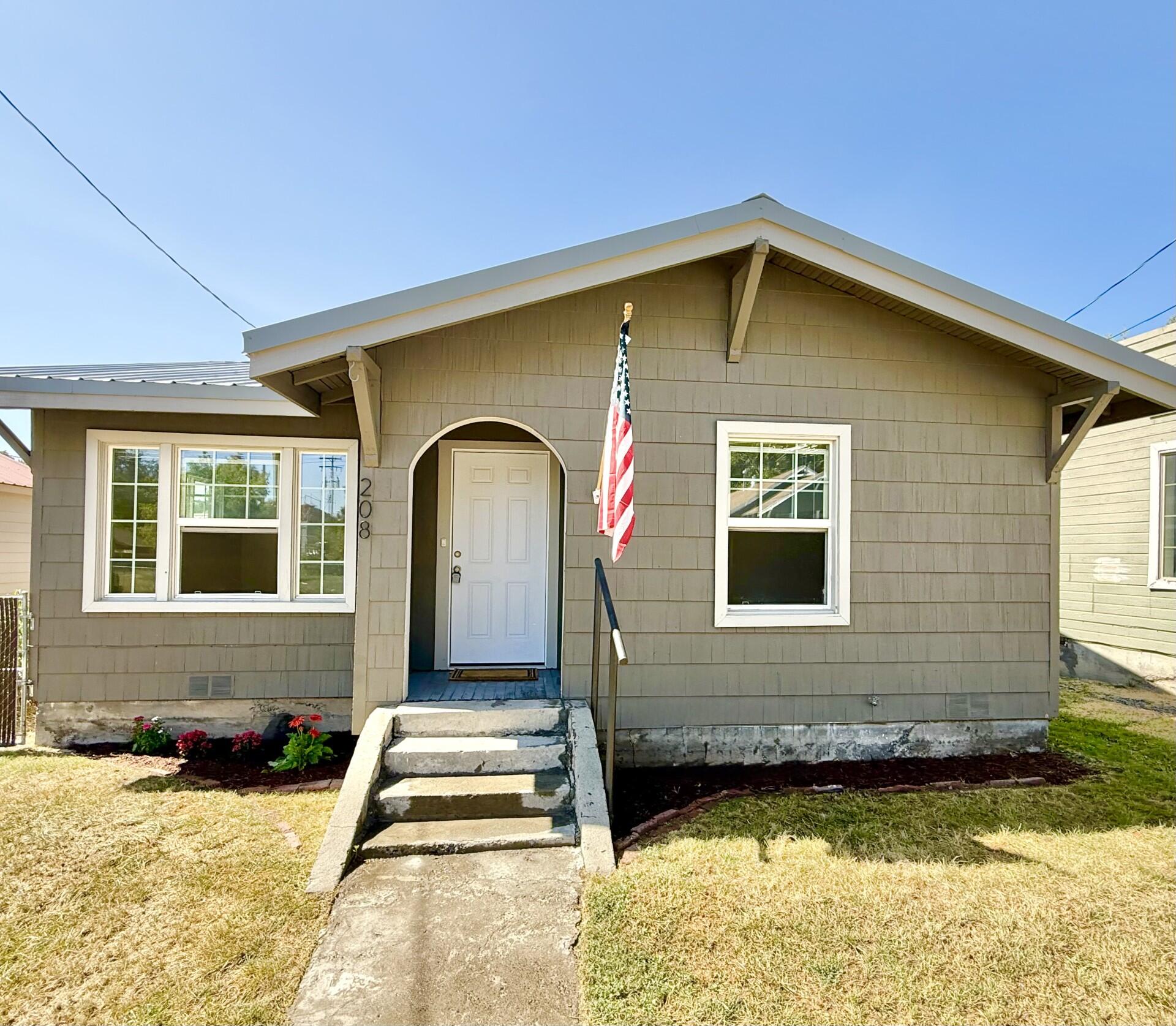 Clean and well-maintained home with new carpet and a fenced yard. This home has 2 bedrooms, living room, bathroom, kitchen, laundry room PLUS a mud room/sun room off the back. New metal roof 2022. Yard is fully fenced for you to enjoy. Would make a perfect rental, or home for first time buyer or someone looking to downsize. Near downtown, Klamath Union High School and Ella Redkey Pool! Book your showing today!
