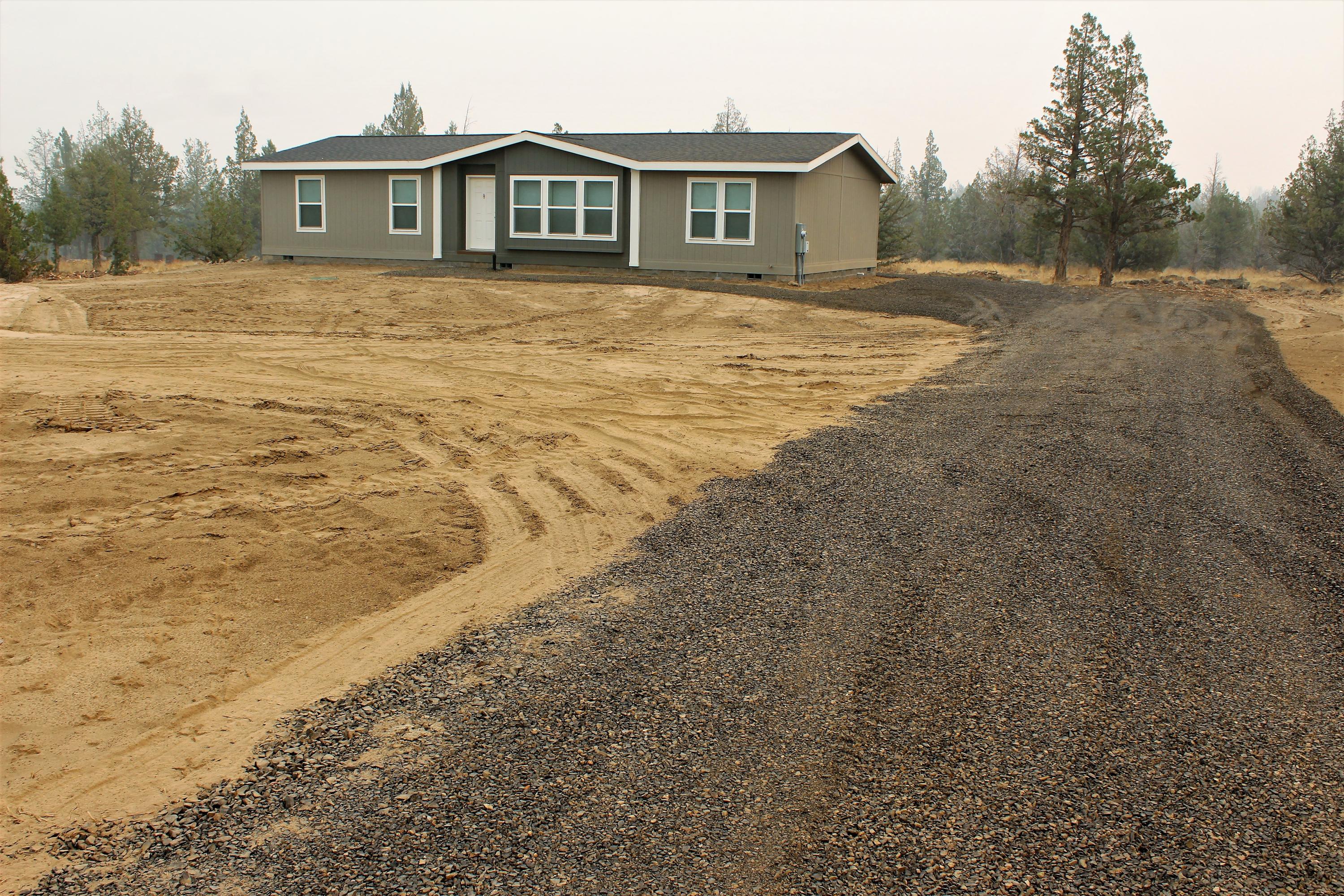 FINALLY---move-in ready! New 2019 Marlette Mt. Mazama 1493 sf home on 1.87 acres w/full straight on view of Mt. Jefferson. 3 BR, 2 BA, Walk-in Master closet, kitchen pantry, all kitchen appliances included & all window shades. Septic, DVW, PP&L. Only minutes from Lake Billy Chinook. Country living at its best. 18W X 10D deck w/ full perimeter railing being installed this week. Call an agent for showing. Price includes both lots 500 & 600