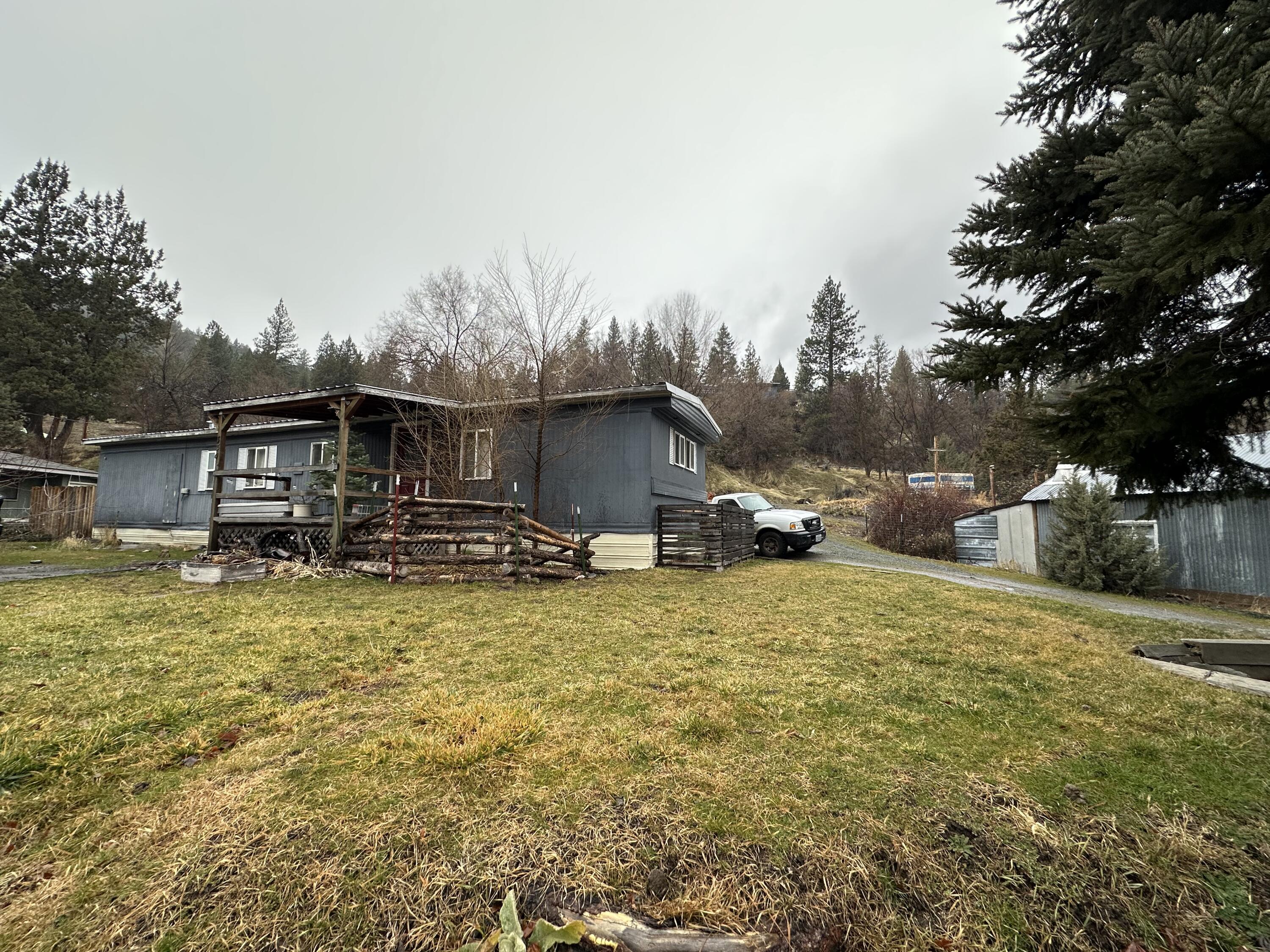 2 bedroom 1 bathroom single wide 798 Sq/ft home setting on 0.19 of an acre. Laminate flooring throughout, oil monitor stove for heat, newer hot water heater and metal roof. Located on a dead end road. Call and make your appointment today.