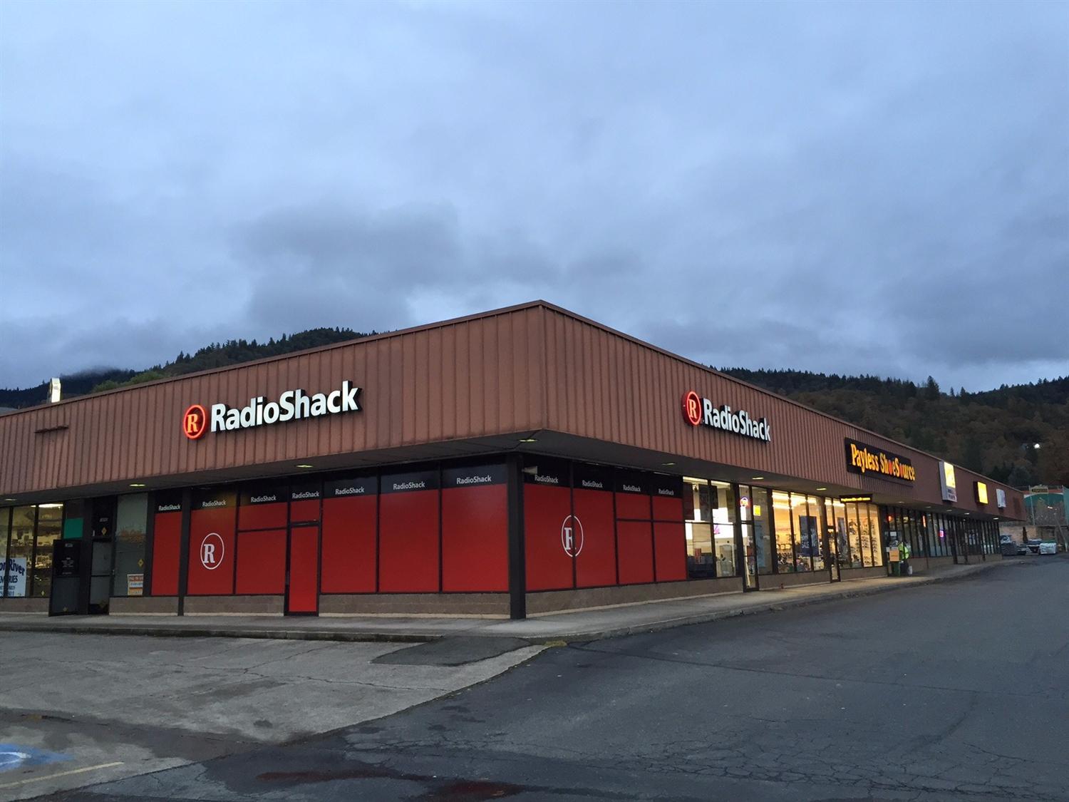 2000 sqft space available in The Diamond Home Improvement Center. The Radio Shack space. High exposure corner location. $1.25/sf/mo., Net3. Owner reserves the right to approve tenant and use.