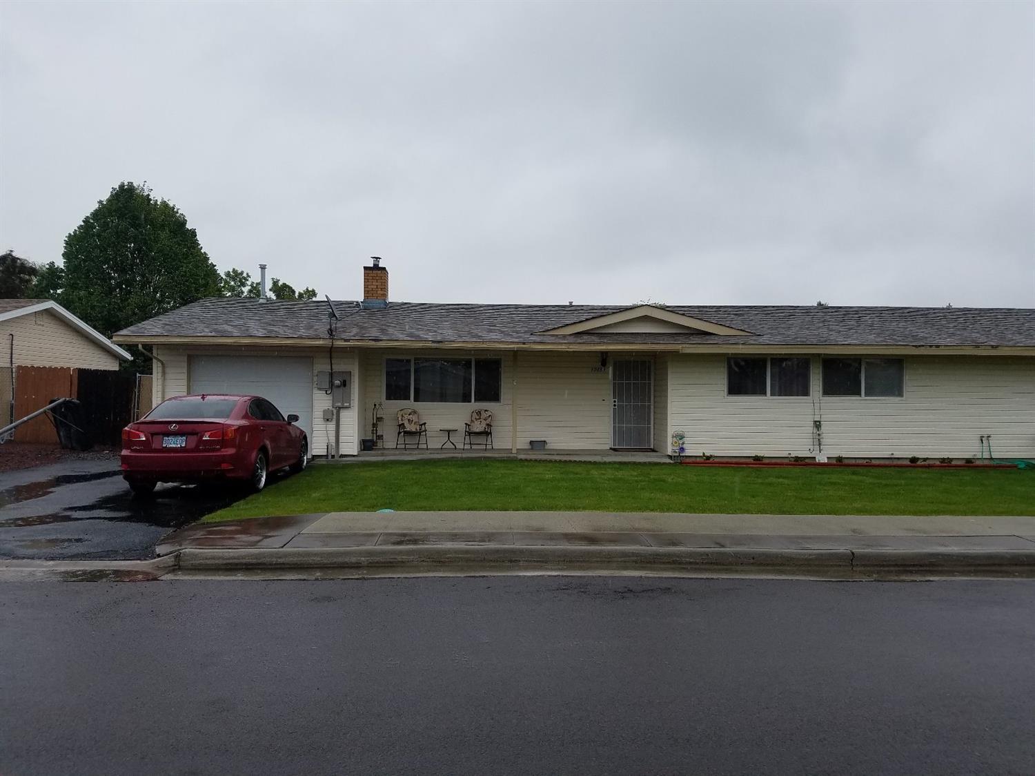 This cute condo is priced to sell fast! Recently renovated with new flooring throughout, fresh paint, tiled bathroom & many more finishing touches. This 3 bed/1 bath home is completely ready for you to move right in. Fenced backyard with garden area and RV parking with alley access make this perfect for your next home. Don't miss this one!