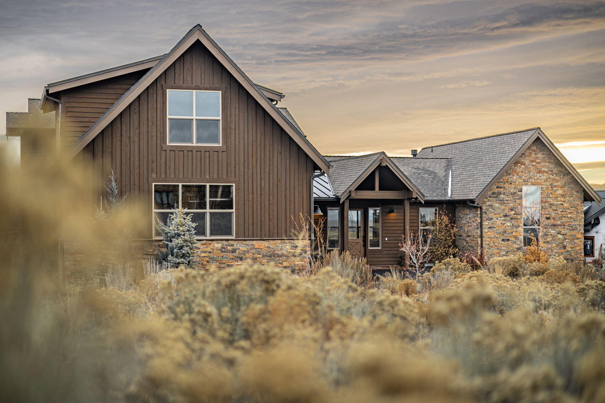 This warm & inviting home is a luxurious retreat at Brasada Ranch. The property boasts a spacious open floorplan with vaulted ceilings in the great room, creating a grand atmosphere. The main level features hardwood floors with stone countertops in the kitchen, offering a sleek & modern farmhouse feel.
The primary suite, located on the main floor, serves as a peaceful oasis & includes a large soaking tub for relaxation. Additionally, there is a half bath on the main level. Another bedroom on the main floor can be versatile & function as an office.
The 2nd level of the home has 2 bedrooms & a full bathroom, providing ample space for guests. A dedicated media space on this level is perfect for entertainment.
The exterior of the home features stone accents & wood siding, creating an aesthetically pleasing facade. The 3 car garage offers plenty of space for parking & storage.
Stunning views of the cascades & situated perfectly on the golf course will make this a great sanctuary!