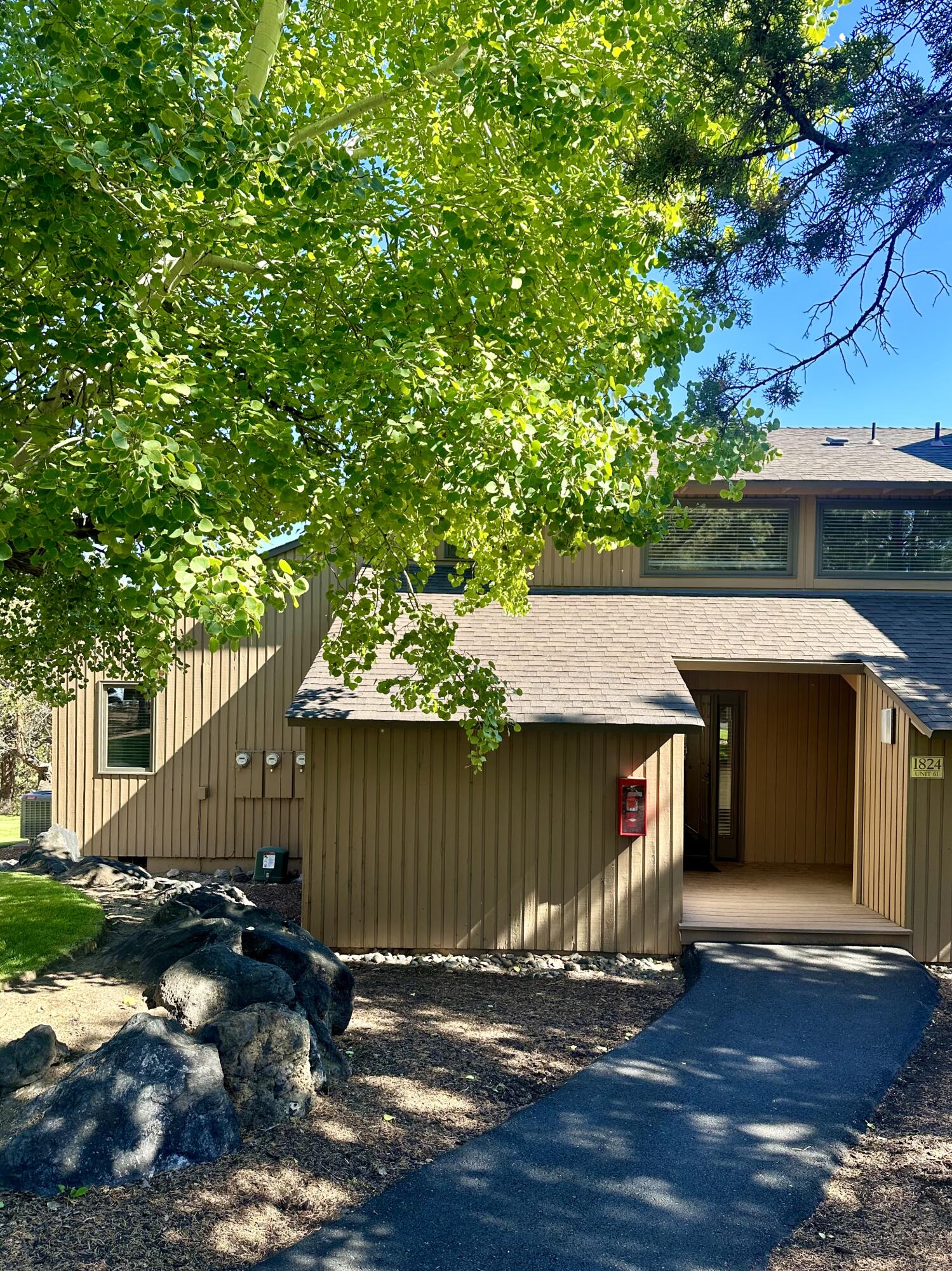 Enjoy the beautiful views of the Deschutes River from the private deck at one of Oregon's highly sought after resorts.  This fractional has a great room with vaulted ceilings, built-ins, a gas fireplace, spacious dining area and kitchen with granite tile counters, an island with a breakfast bar, and wet bar. The primary suite features a dual sink vanity, a large jetted tub, a walk-in shower, and a spacious walk-in closet. Two additional guest rooms and a full bath.  Eagle Crest is home to three 18-hole golf courses, three sports centers, pickleball courts, and miles of trails for biking and walking. Please see letter F on calendar for dates for this four week ownership.