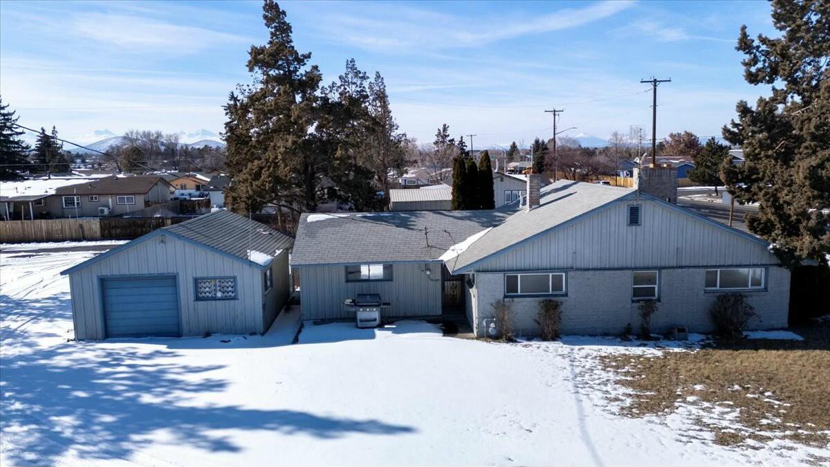 Great Residential/Commercial Lot with numerous possibilities!
Currently has a 1415 sq.ft. 2 bed I bath residential home with detached garage and a 36' X 48' Shop with a bathroom and washer & Dryer hookups. Shop doors are 16' tall by 11' 7'' wide. Property is in a great location near the corner of Maple & 6th street with  great visibility. Home can be rehabbed into a nice office if needed or kept as residential.