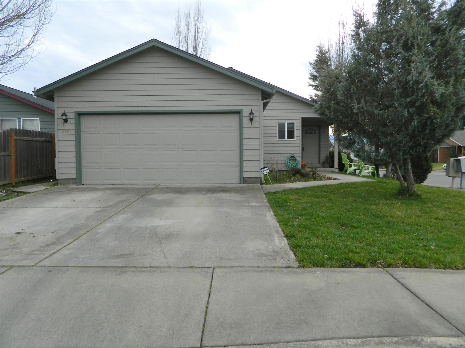 Corner Lot with great backyard. Great Room floor plan, 1200 sq. ft., 3 bedroom, 2 bath built in 1996. Large kitchen with oak cabinets and lots of counter space. Spacious living room, large master bedroom with private master bath. Split bedroom floor plan. New laminate flooring throughout the house.Double car garage. Newer exterior paint. Large fenced backyard. Automatic sprinklers.