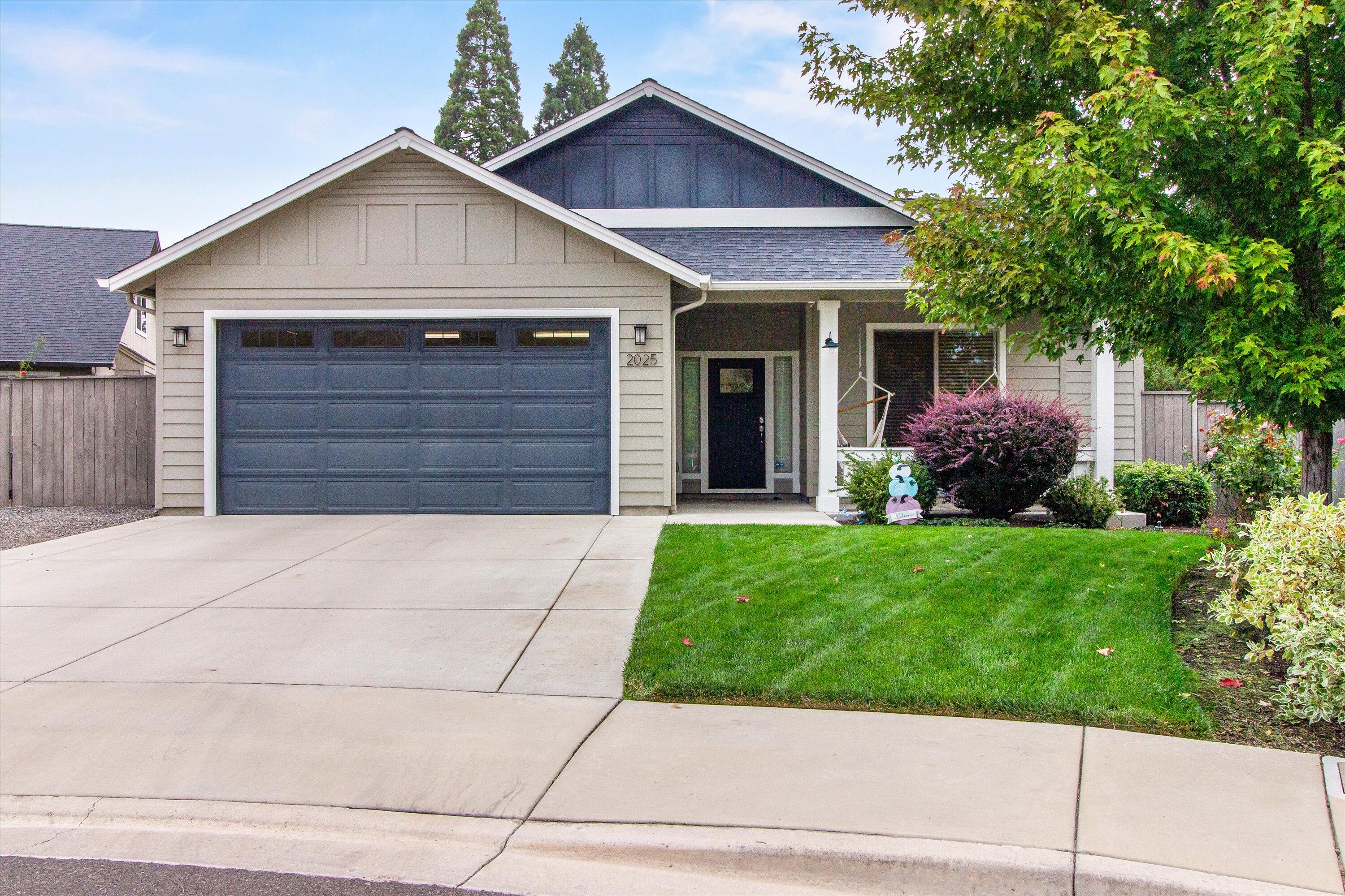 Beautiful single story home in the highly sought after Griffin creek area! Settled at the end of a quiet cul de sac, 3/2, Large RV parking and Hookups, Hot tub hook ups, Gas BBQ,and a cute country style front porch. Split floor plan, hickory floors in entryway and kitchen! There is 4 extra ft in the garage for your toys! Solar fan in the attic...meticulously cared for and ready for new owners!