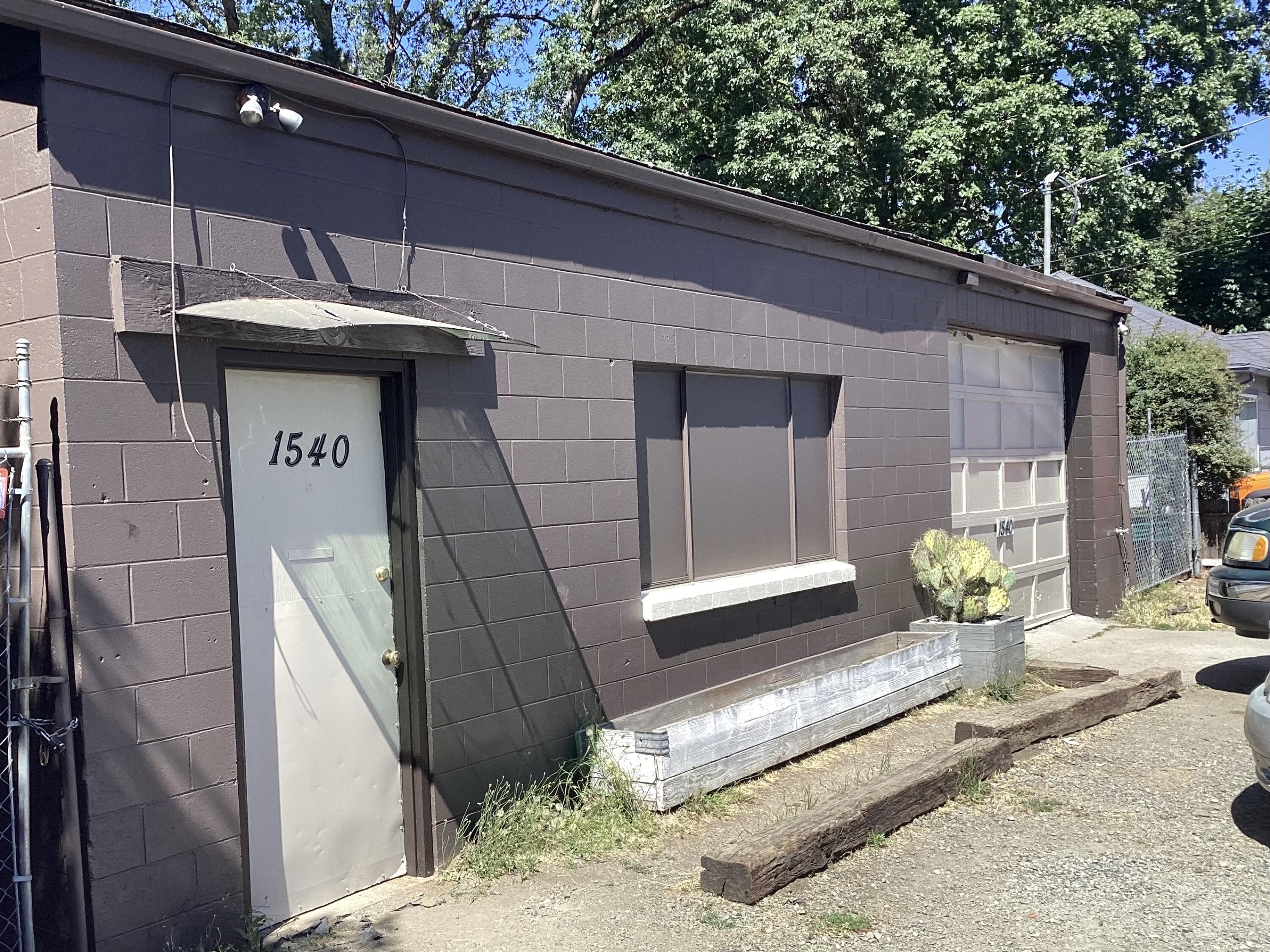 This is a great commercial property at an affordable price.  Current tenant has been there since 2017 and has been the BEST!