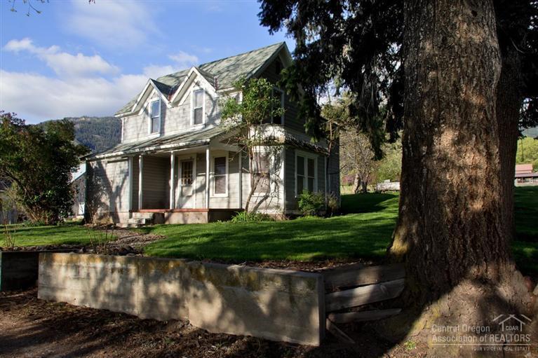 Vintage 1900 farm house on beautiful 2.10 acres, in a picturesque setting, with mountain & Grande Ronde Valley views. Additional parcels adjacent to the property are for sale to expand the property.