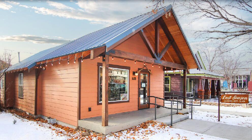 Quality retail location with high visibility. Building has high ceilings and there is nice monument signage available. Near the Box Factory, Market of Choice, and Downtown Bend. Easy access to Highway 97/Bend Parkway.