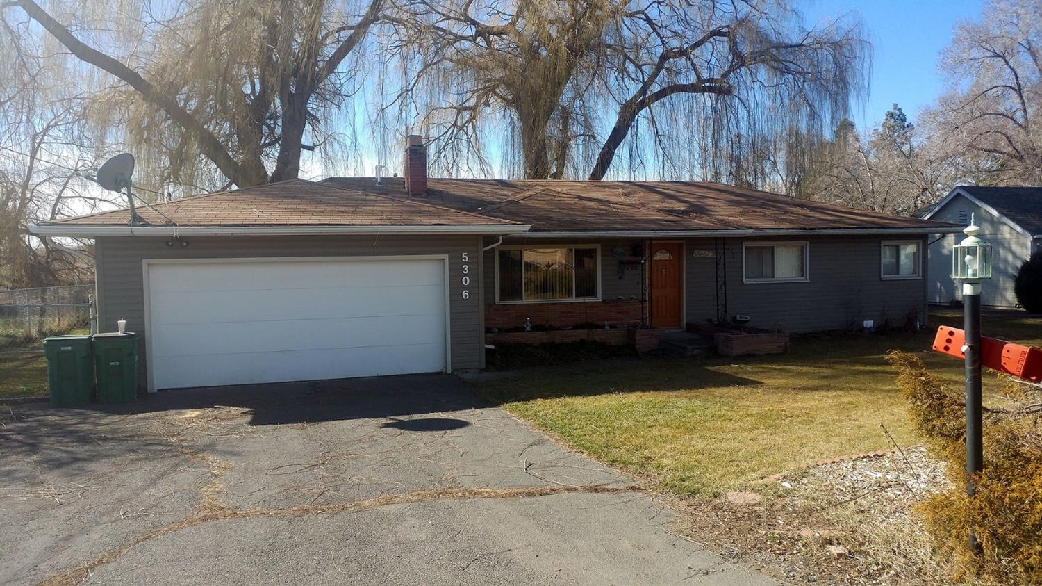 Check out this great family home on a huge lot (.63 acres) with room for a shop. 3 bedrooms 1 bath in the middle of the suburbs between Homedale and Hope. With almost 1300 square feet there are many opportunities for all kinds of buyers. The home boasts a great layout with large bedrooms and bath, a dining area off the kitchen and a laundry/mud room that leads out to the huge covered patio perfect for family time or entertaining in the backyard. The fully fenced rear of the property has plenty of space for a shop and much more. With a 2 car garage, large space for RV or toy parking and back yard access on both sides of the home. The front yard has mature landscaping and in-ground sprinklers for great curb appeal. Don't miss a chance to view this one!