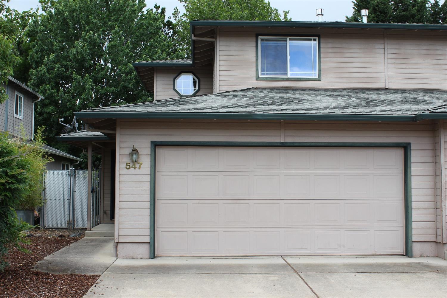 Come tour this wonderful, move-in ready 0 lot line home. Check out its quite covered back patio to enjoy your evenings. Don't miss out!