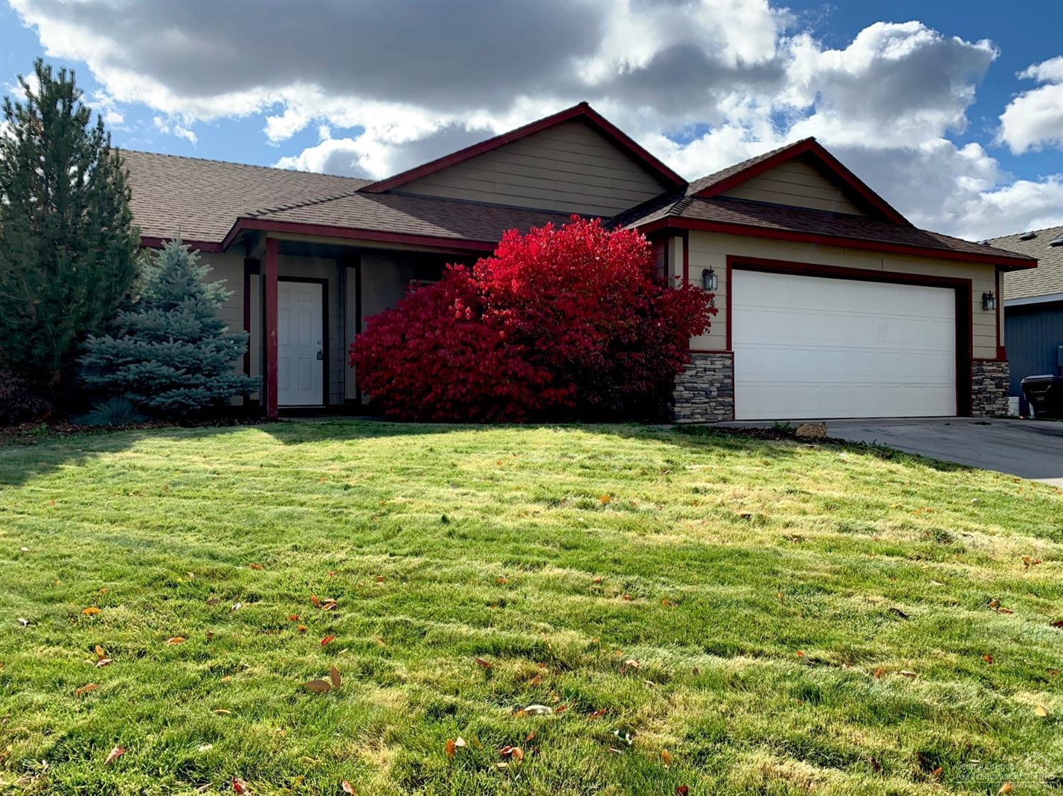 Spacious family home with BRAND NEW CARPET AS OF 10/7/19 in a nice NE Redmond neighborhood! Landscaped front &amp; back yard with covered patios, mature trees, &amp; underground sprinklers front &amp; back. Open concept living room &amp; kitchen with breakfast bar, tiled counters, large pantry, &amp; formal dining area. Coffered ceilings in the dining room &amp; master bedroom add a beautiful touch! Range, water heater &amp; the cozy fireplace insert located in the living room are all connected to natural gas! Back patio has plumbed gas line for easy hook up to your BBQ!! Master bedroom boasts a large walk in closet, oversized en suite, laundry room off of a double car garage &amp; a flexible house layout with a 3rd bedroom/den option! Take advantage of the convenient park within a short walking distance, excellent community with quick access to Redmond schools, hospitals, &amp; shopping.<br>