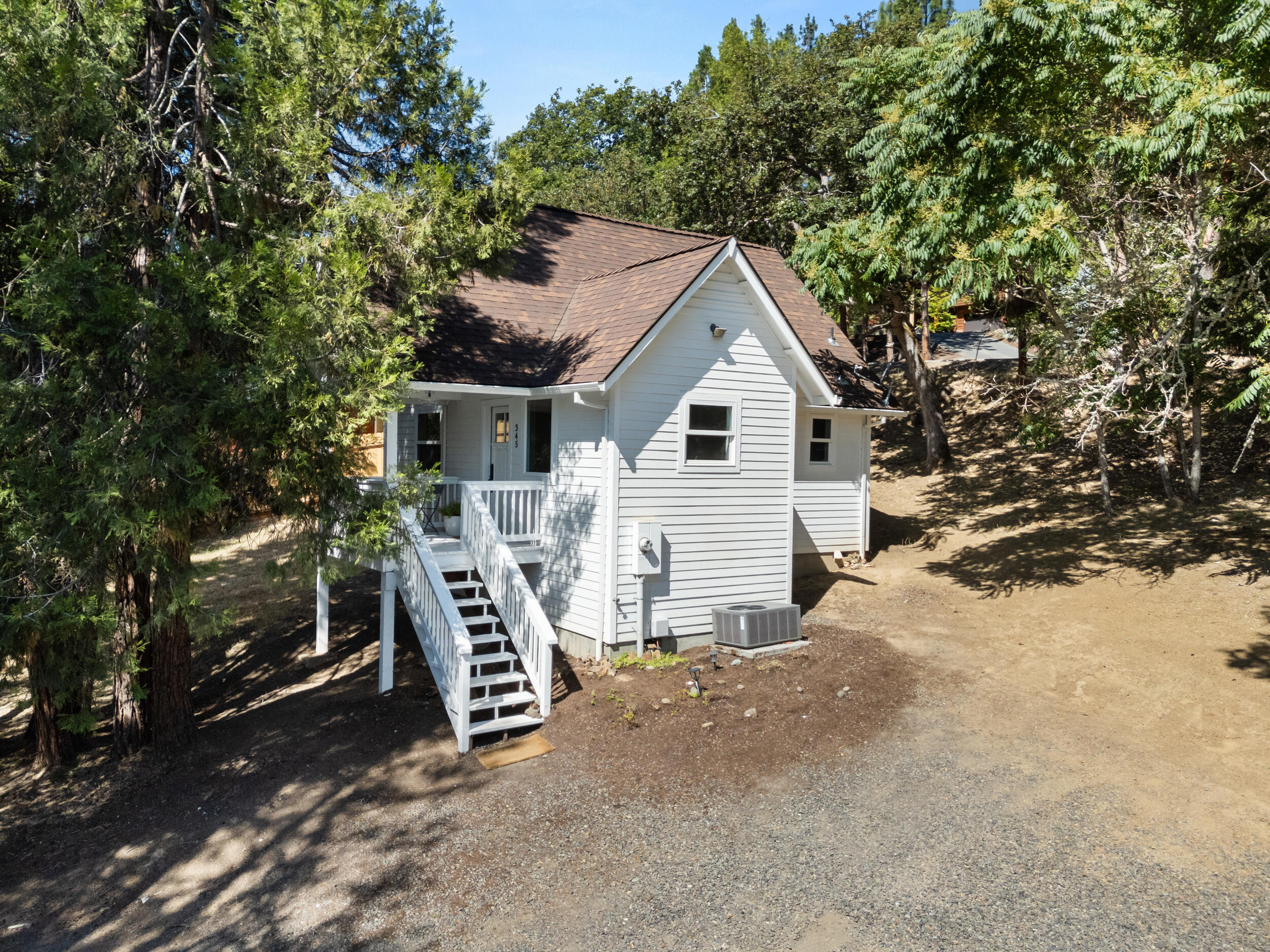Have you been looking for that hard to find cottage in Jacksonville, that doesn't need a full re-haul? This 2013 custom build will quickly capture your attention with it's tall vaulted ceilings, real oak flooring, and incredible natural light. It's in a great location on the desirable south side of Jacksonville just a short distance to downtown, the Britt Amphitheater and Trail Access, yet feels *tucked away*.  Perfect for a vacation home, rental, or as this recent owner enjoyed a low maintenance primary dwelling.  Don't miss this rare gem with lots of value and potential!