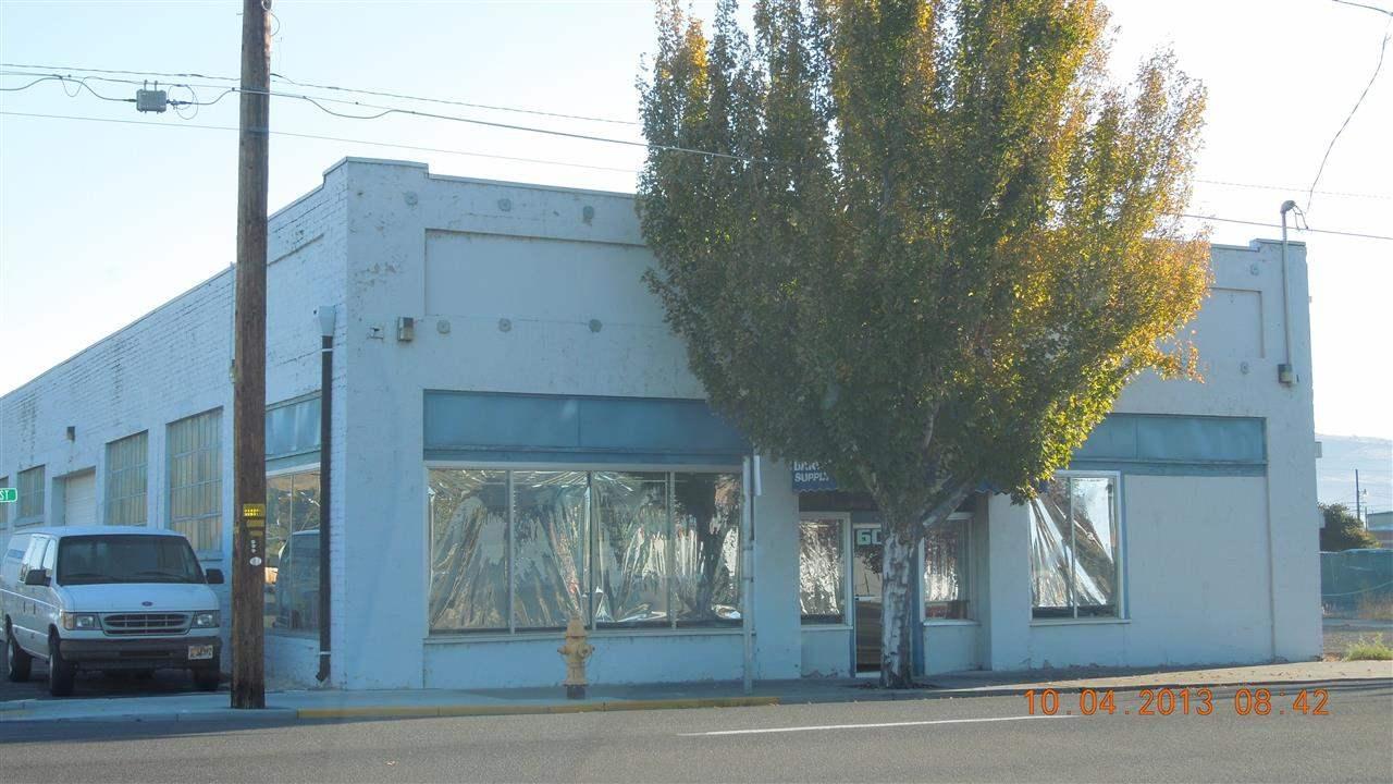 Great Location, Lots Of Traffic, 2 Offices, Storage, Showroom, Warehouse, 2 Heat Sources, Gas & Electric. 2 Bathrooms. Call Listing Agent For Appt.
