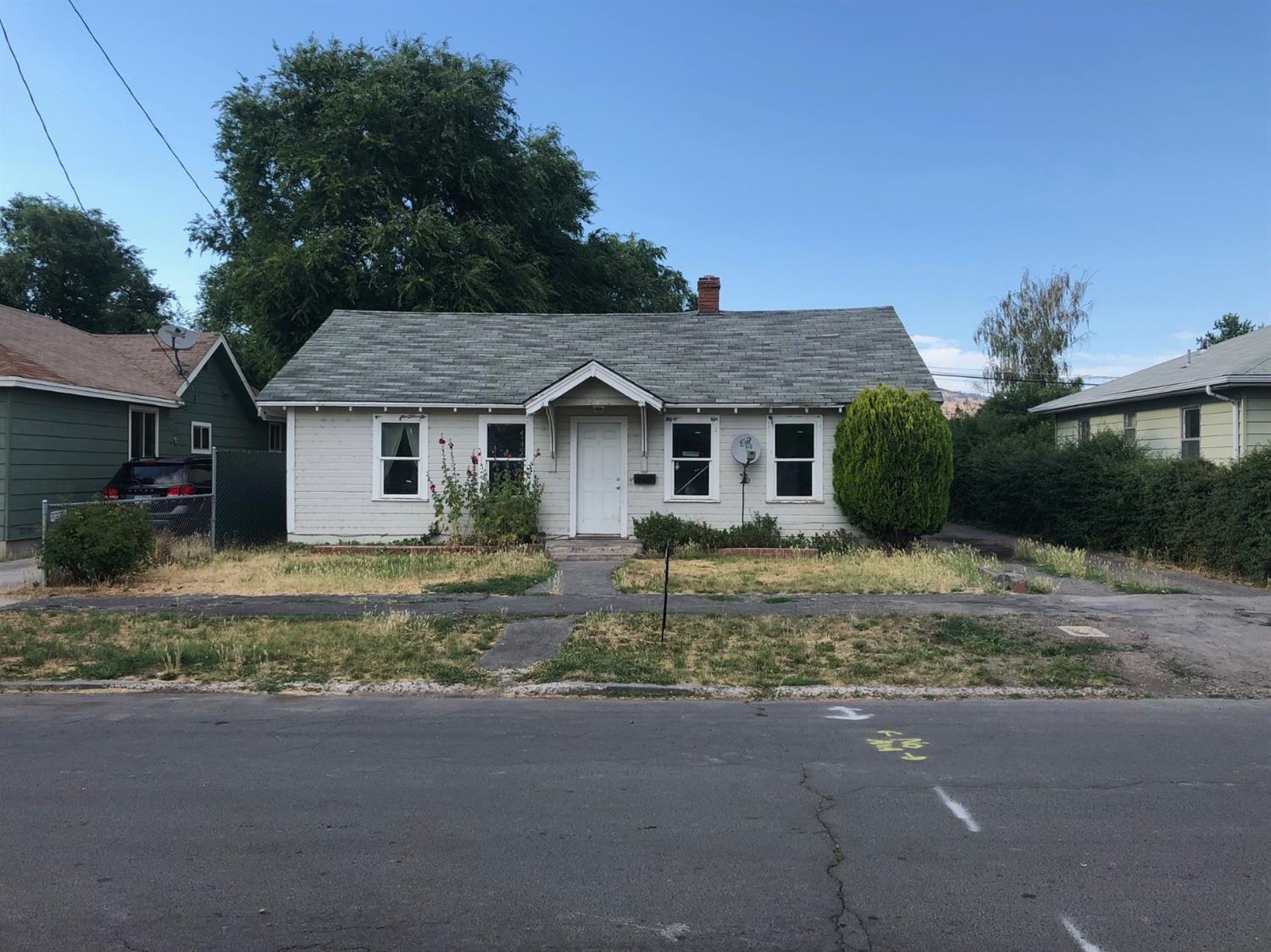 This 1076 sq', 3 bedroom, 2 bath house is located close to shopping and downtown. Property is being sold as is. Cash Only. Investor special. Seller is an Oregon Licensed Real Estate Broker. All information in MLS data sheet is gathered from public sources and seller. The buyer is to be solely responsible for determining the accuracy before relying on this information.