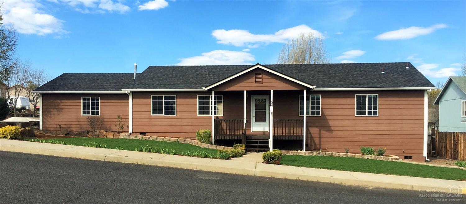This home lives large with its great room floor plan, vaulted ceilings, kitchen with island and plenty of counter space. Open to living room, dining area for perfect interaction. 3 bedrooms with a separate den or 4th bedroom. Large 0.16 acre corner lot with garden area, private court yard. Lots of storage and room for that RV.